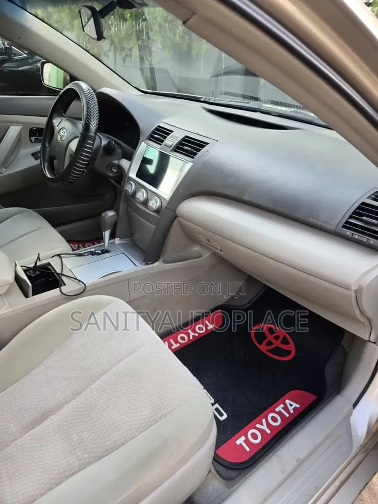 Toyota Camry LE 4dr Sedan (2.5L 4cyl 6A) 2011 Gold