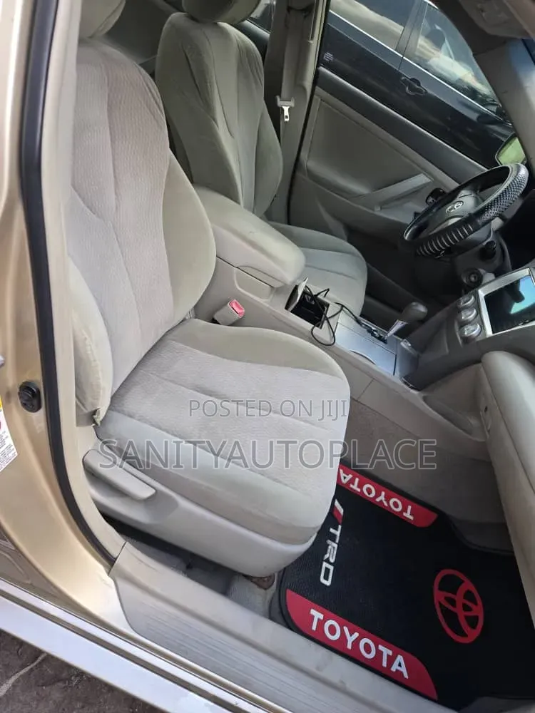 Toyota Camry LE 4dr Sedan (2.5L 4cyl 6A) 2011 Gold