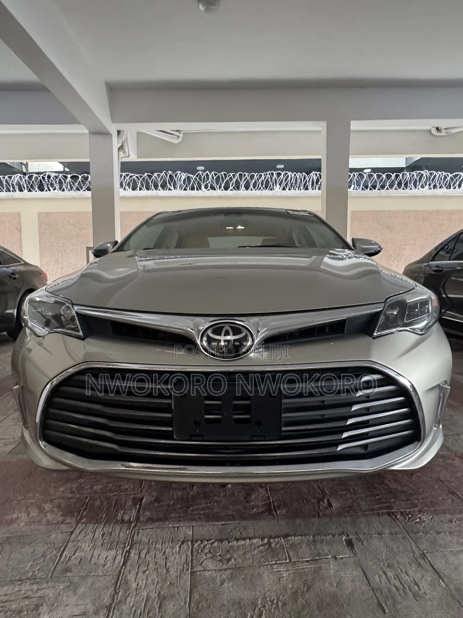 Toyota Avalon XLE Sedan FWD (3.5L 6cyl 6A) 2017 Gold