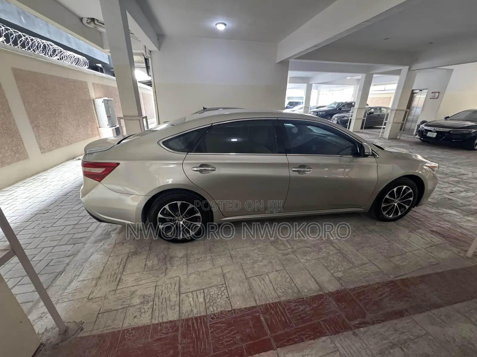 Toyota Avalon XLE Sedan FWD (3.5L 6cyl 6A) 2017 Gold