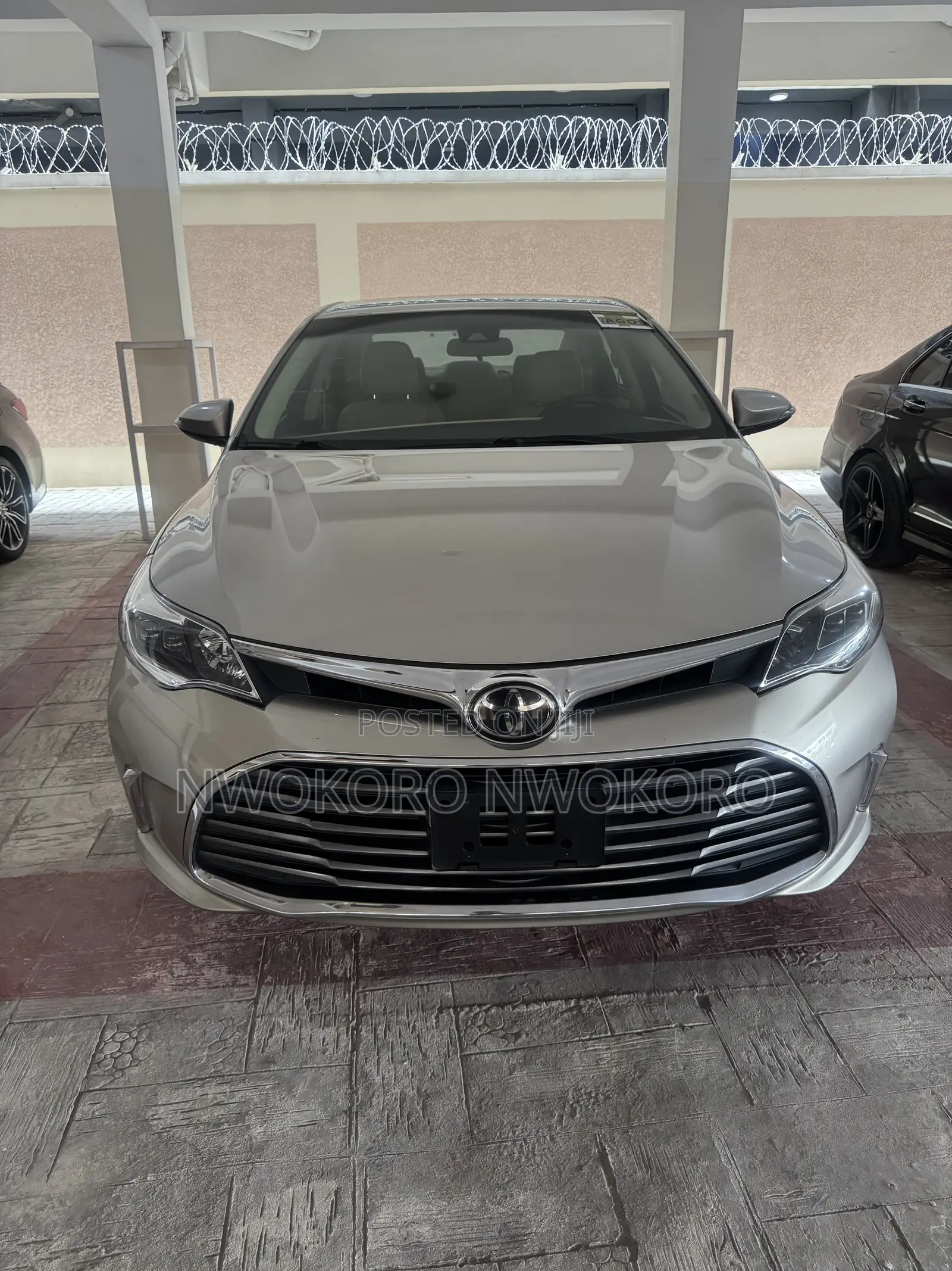 Toyota Avalon XLE Sedan FWD (3.5L 6cyl 6A) 2017 Gold