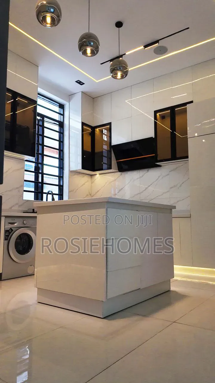 5bdrm Duplex in View Estate, Ikota for sale