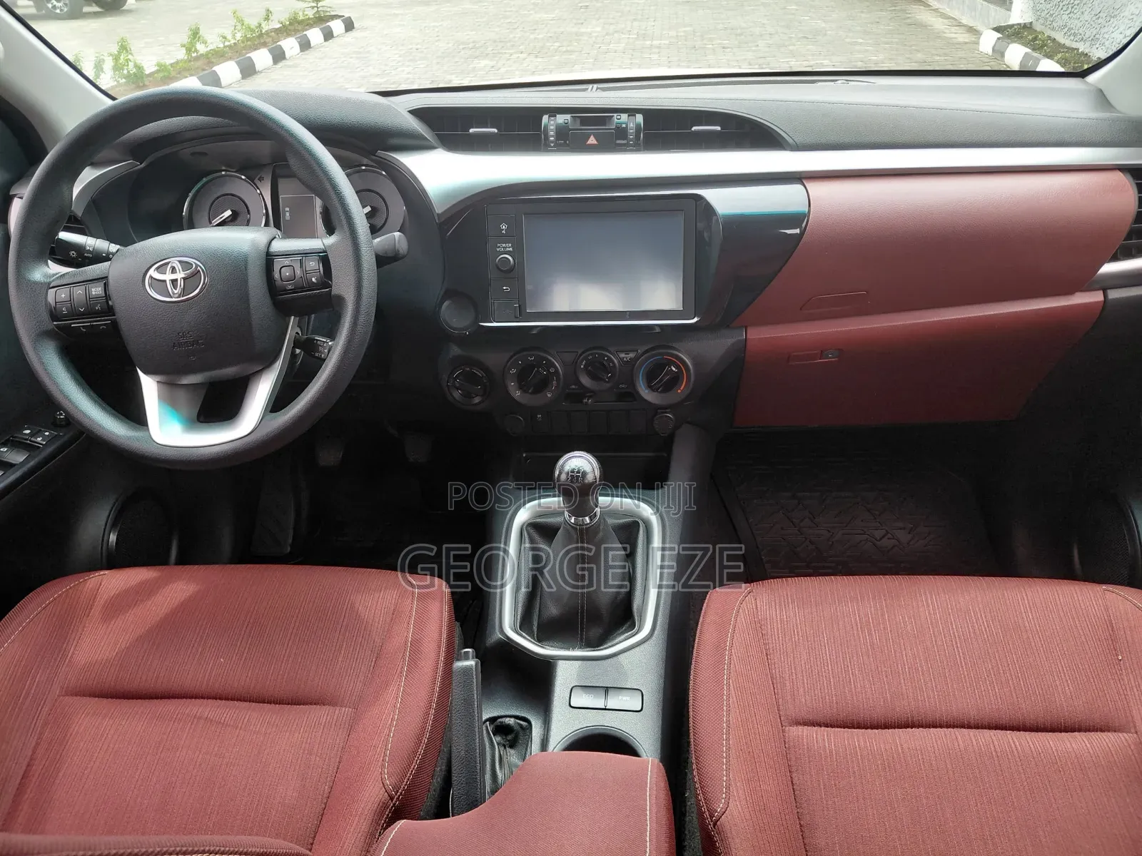 Toyota Hilux 2022 White