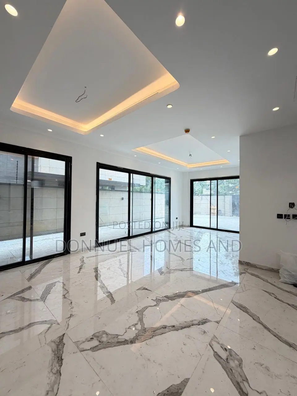 5bdrm Duplex in Banana Island for sale
