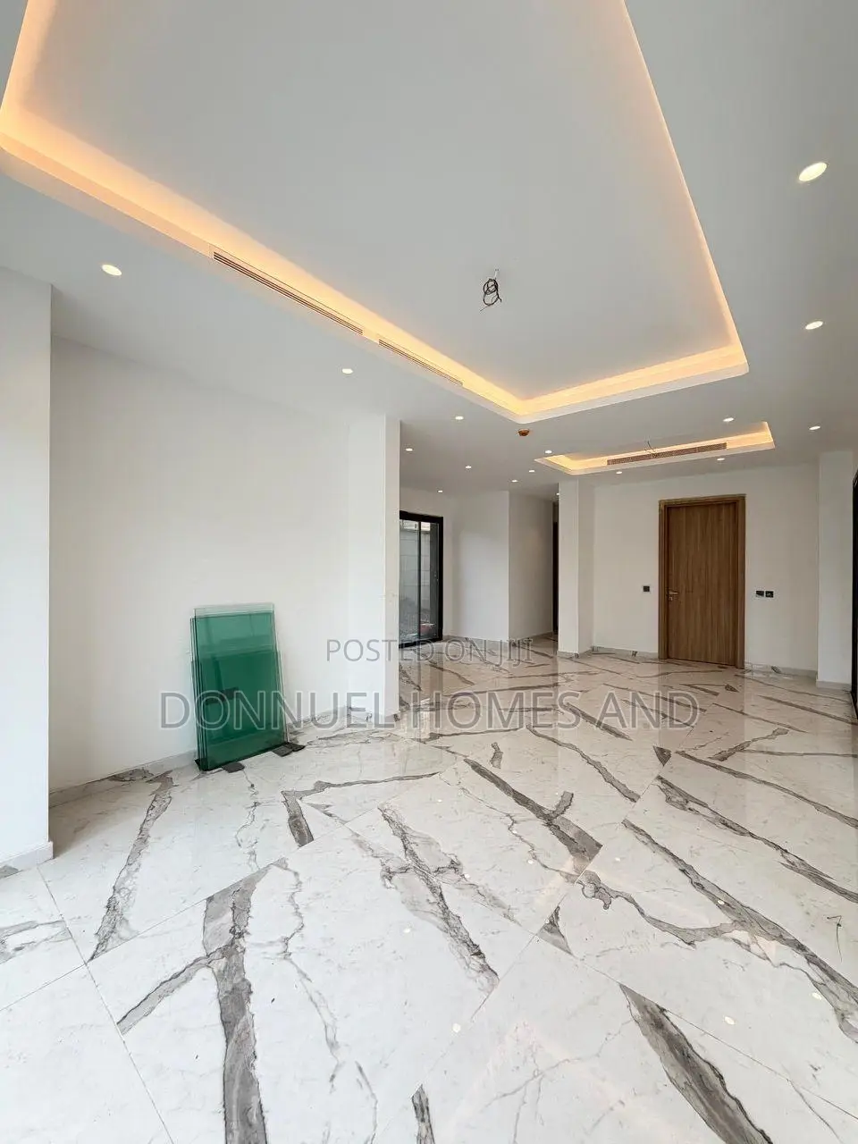 5bdrm Duplex in Banana Island for sale