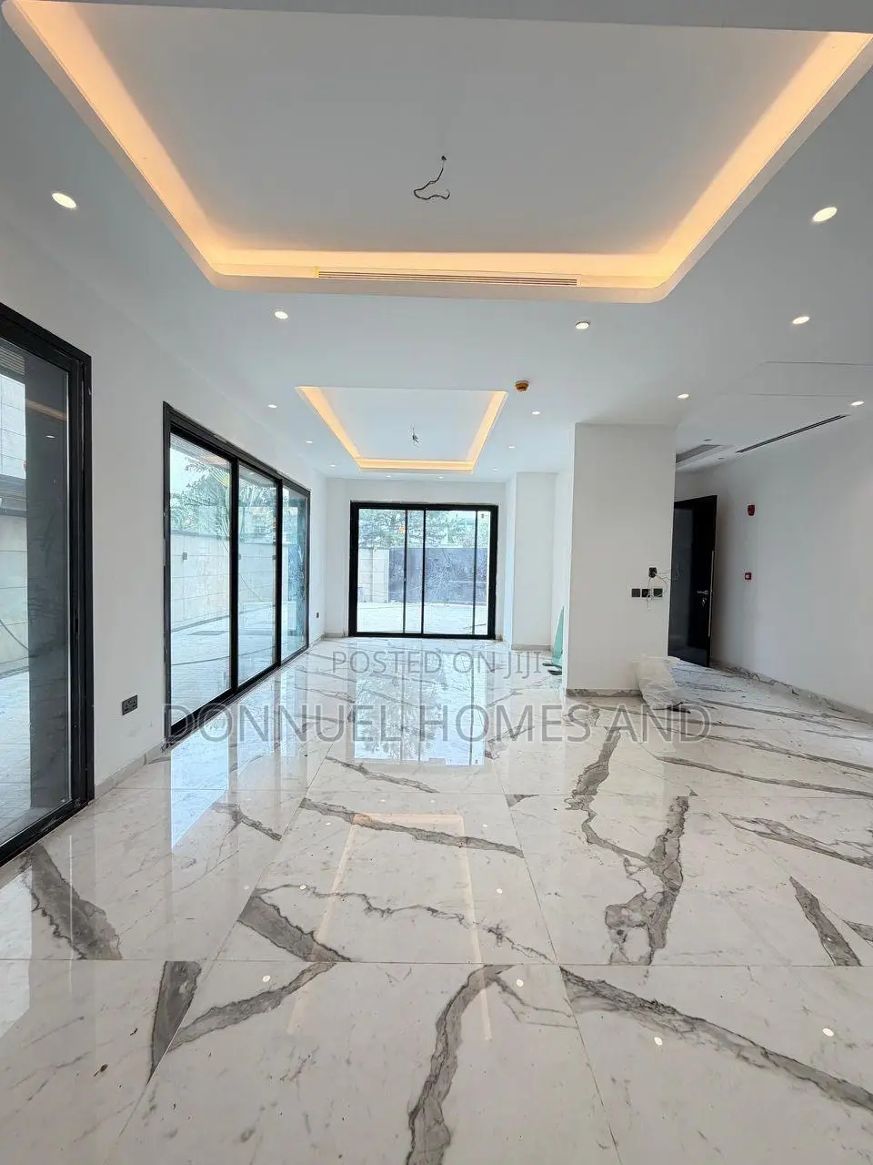 5bdrm Duplex in Banana Island for sale