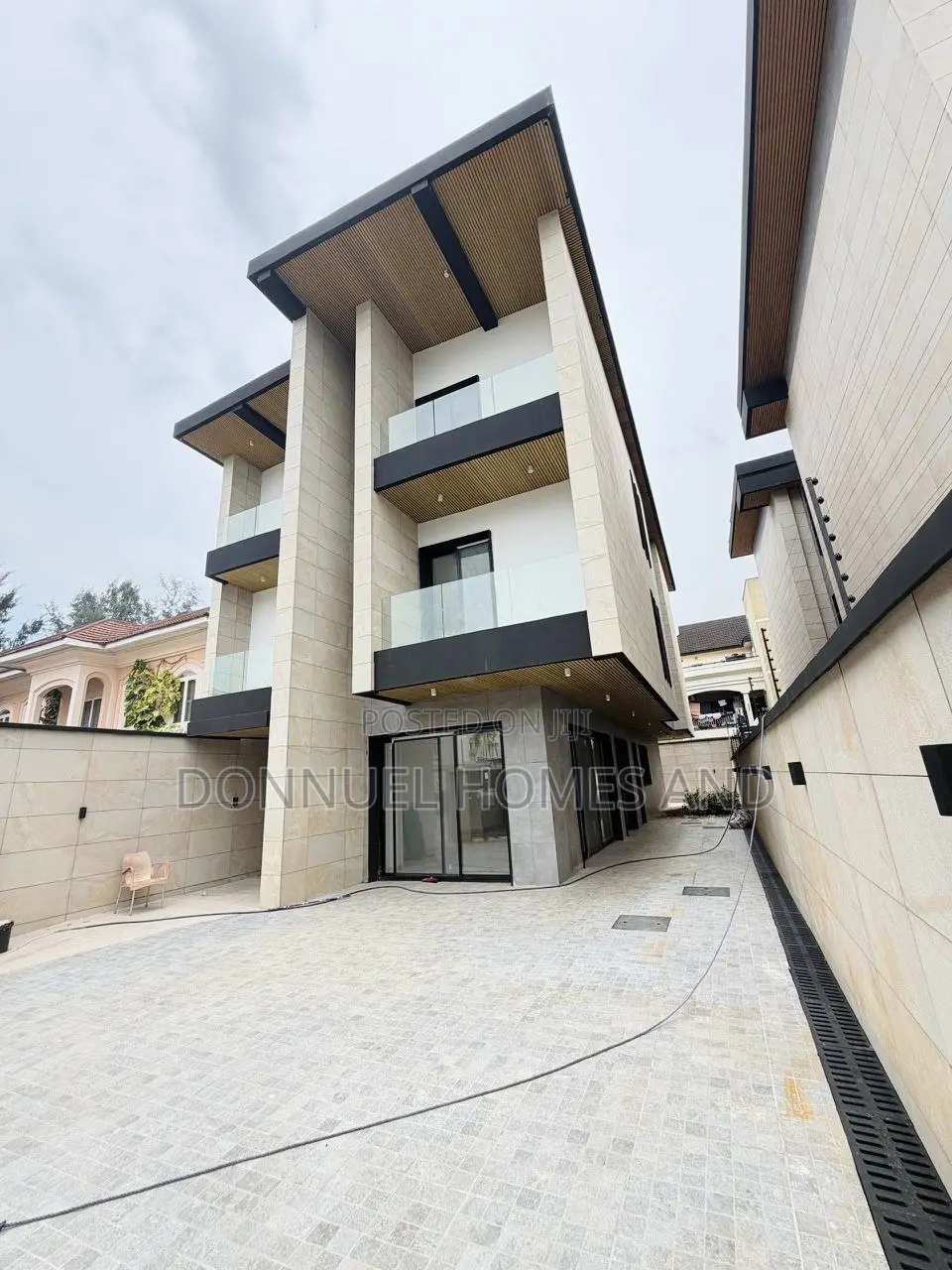 5bdrm Duplex in Banana Island for sale
