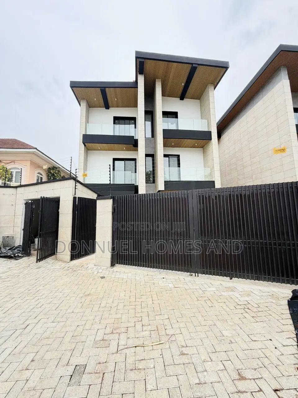 5bdrm Duplex in Banana Island for sale