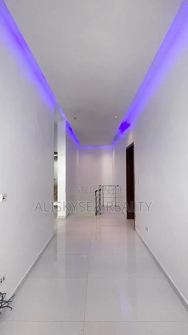 4bdrm Duplex in Chevron for sale