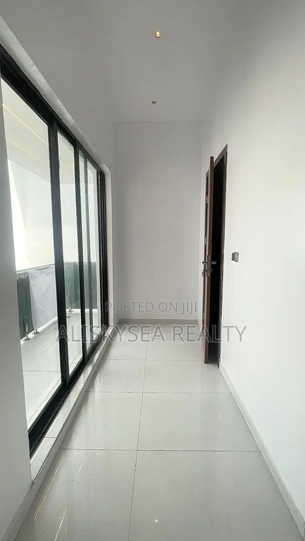 4bdrm Duplex in Chevron for sale