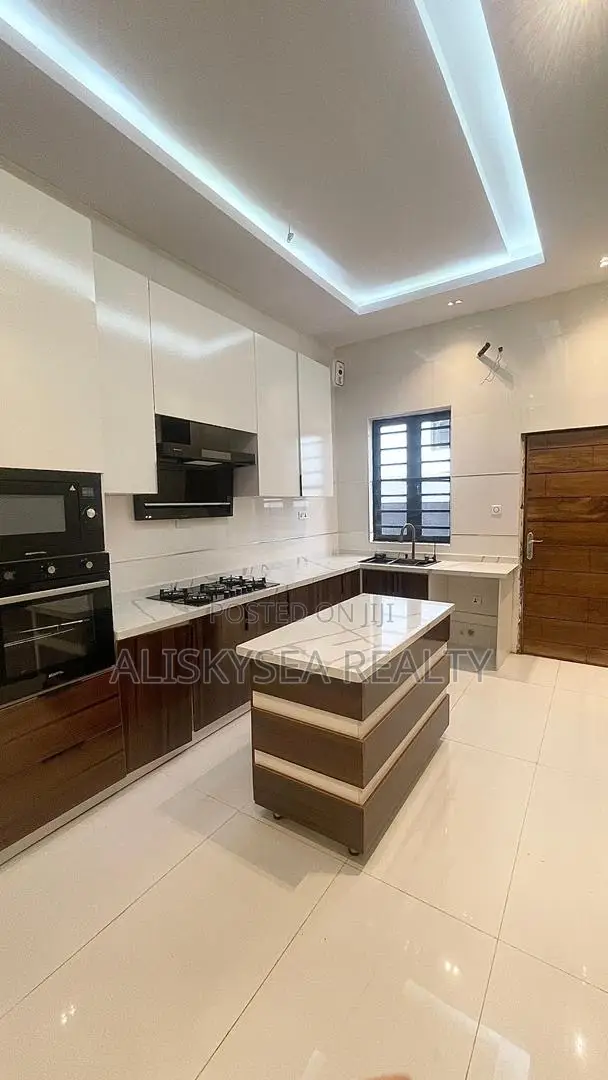 4bdrm Duplex in Chevron for sale