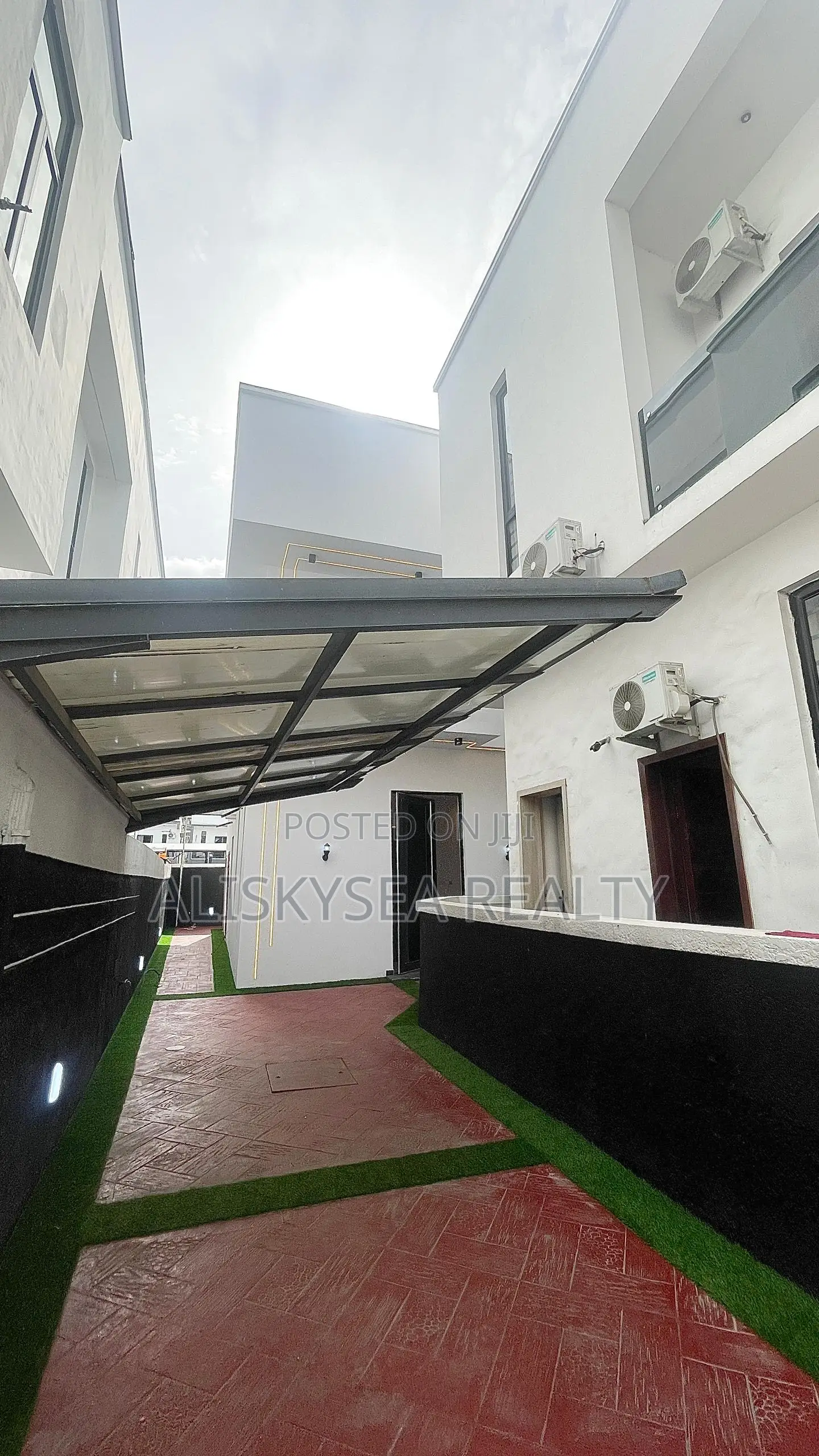 4bdrm Duplex in Chevron for sale