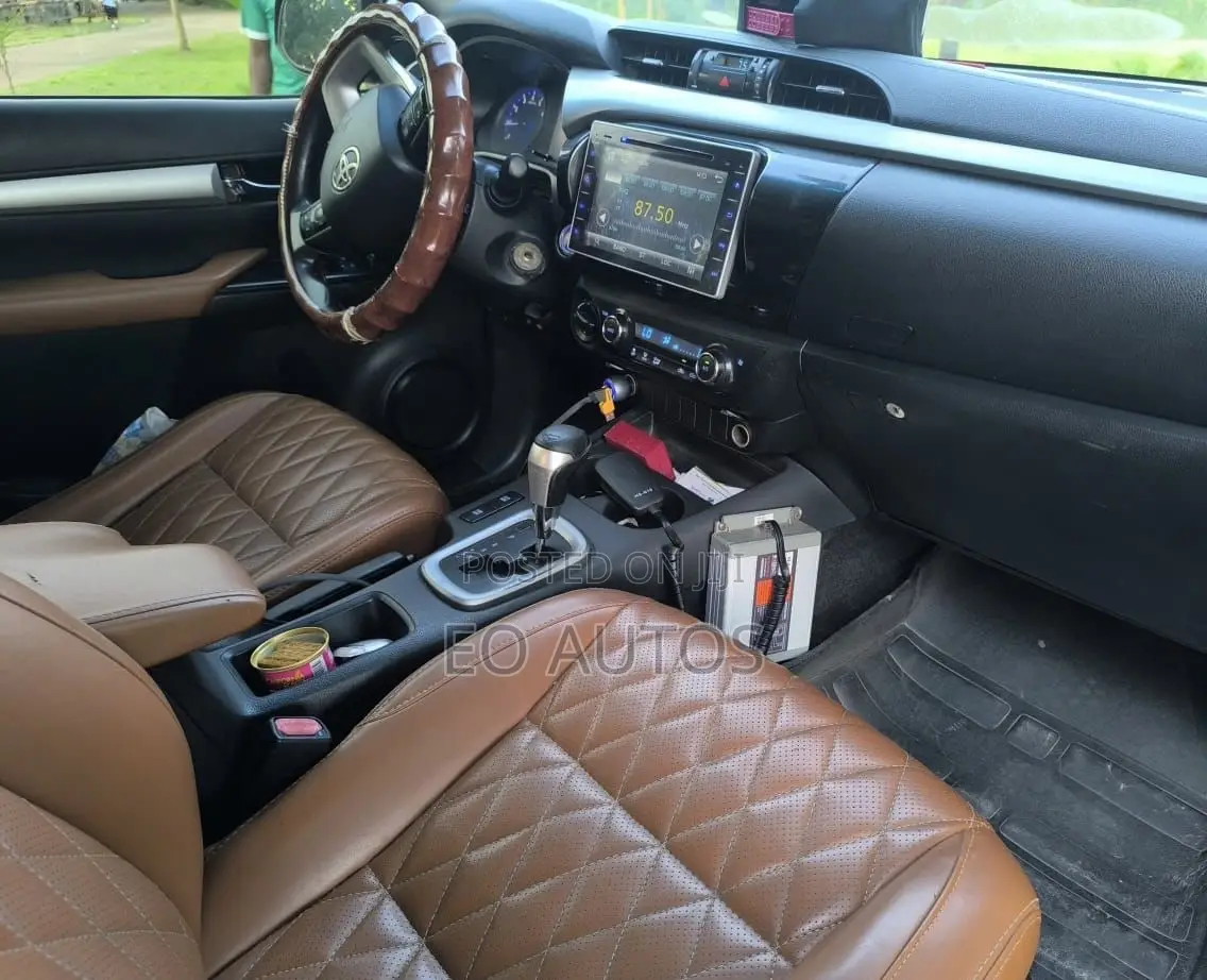 Toyota Hilux 2016 Black