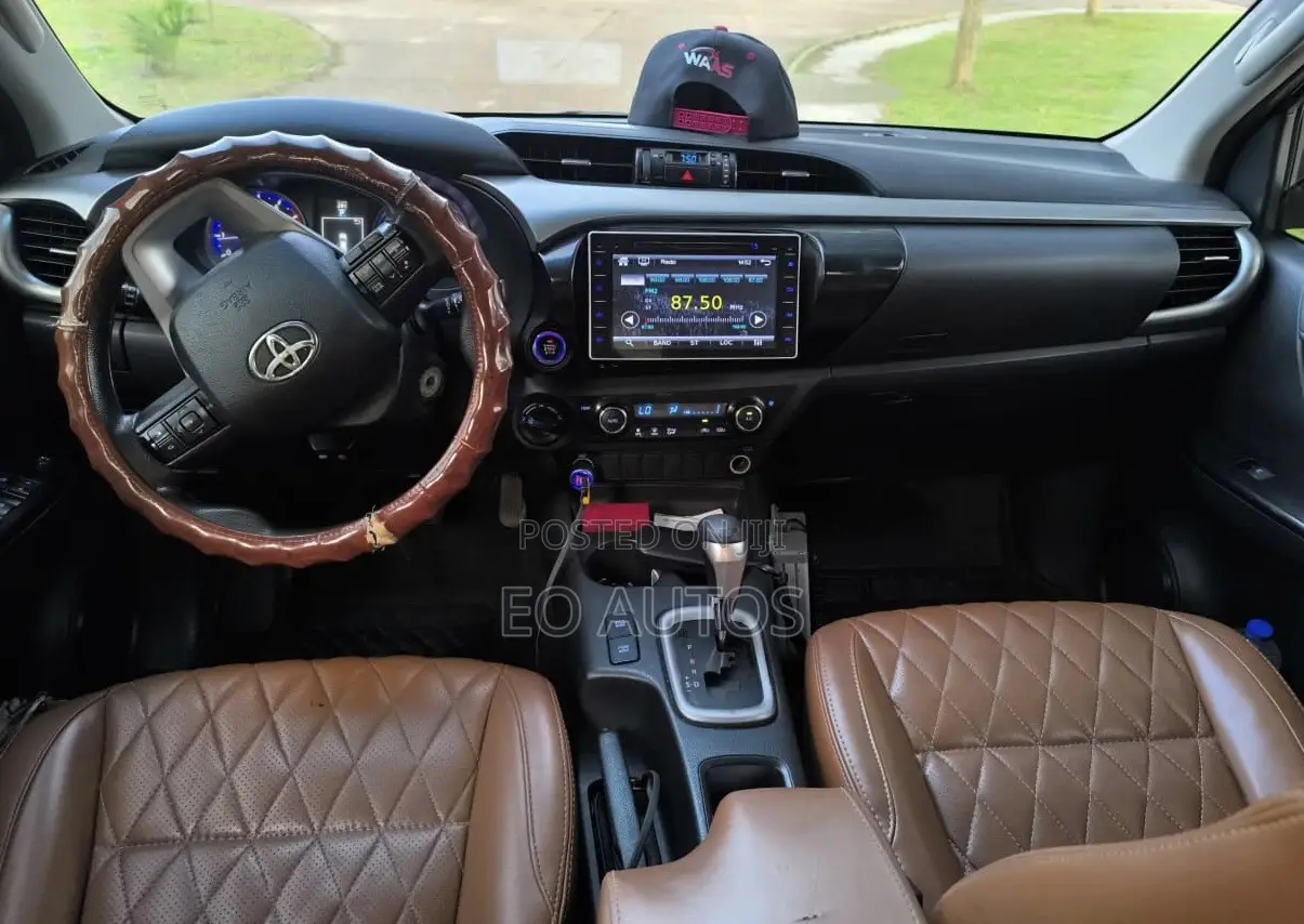 Toyota Hilux 2016 Black