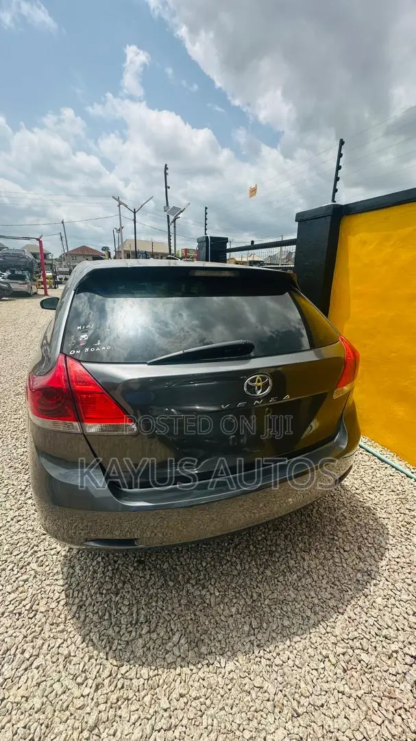 Toyota Venza LE 2010 Gray