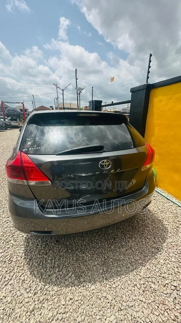 Toyota Venza LE 2010 Gray