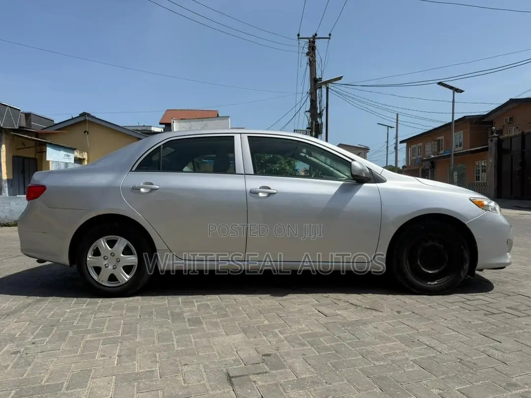 Toyota Corolla LE 4dr Sedan (1.8L 4cyl 4A) 2010 Silver