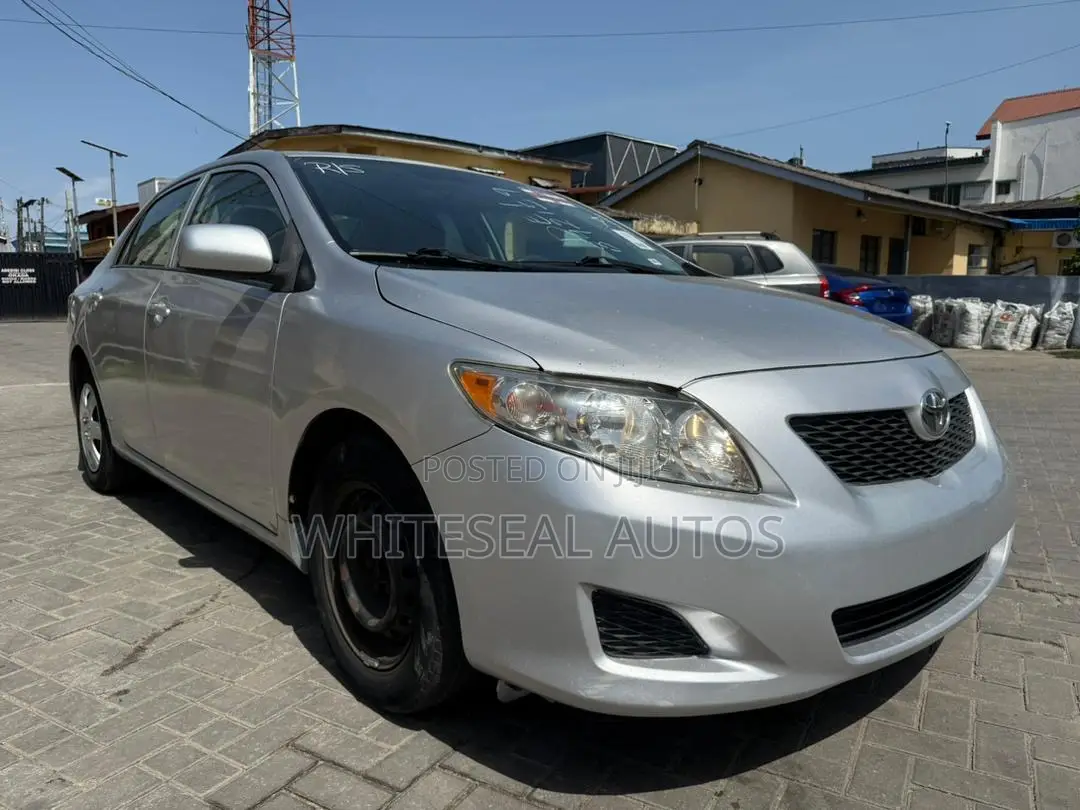 Toyota Corolla LE 4dr Sedan (1.8L 4cyl 4A) 2010 Silver