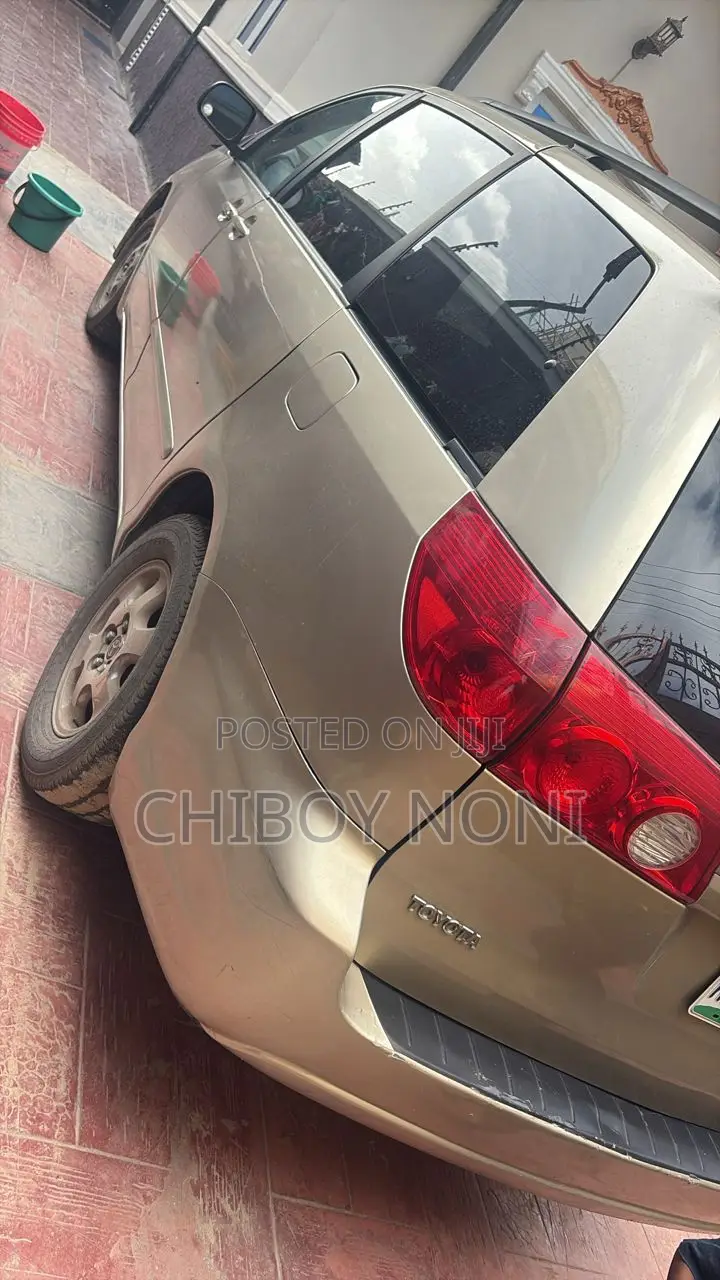 Toyota Sienna XLE 2005 Gold