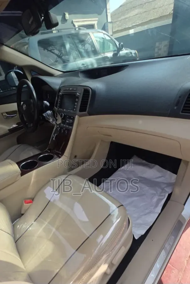 Toyota Venza V6 AWD 2010  White 