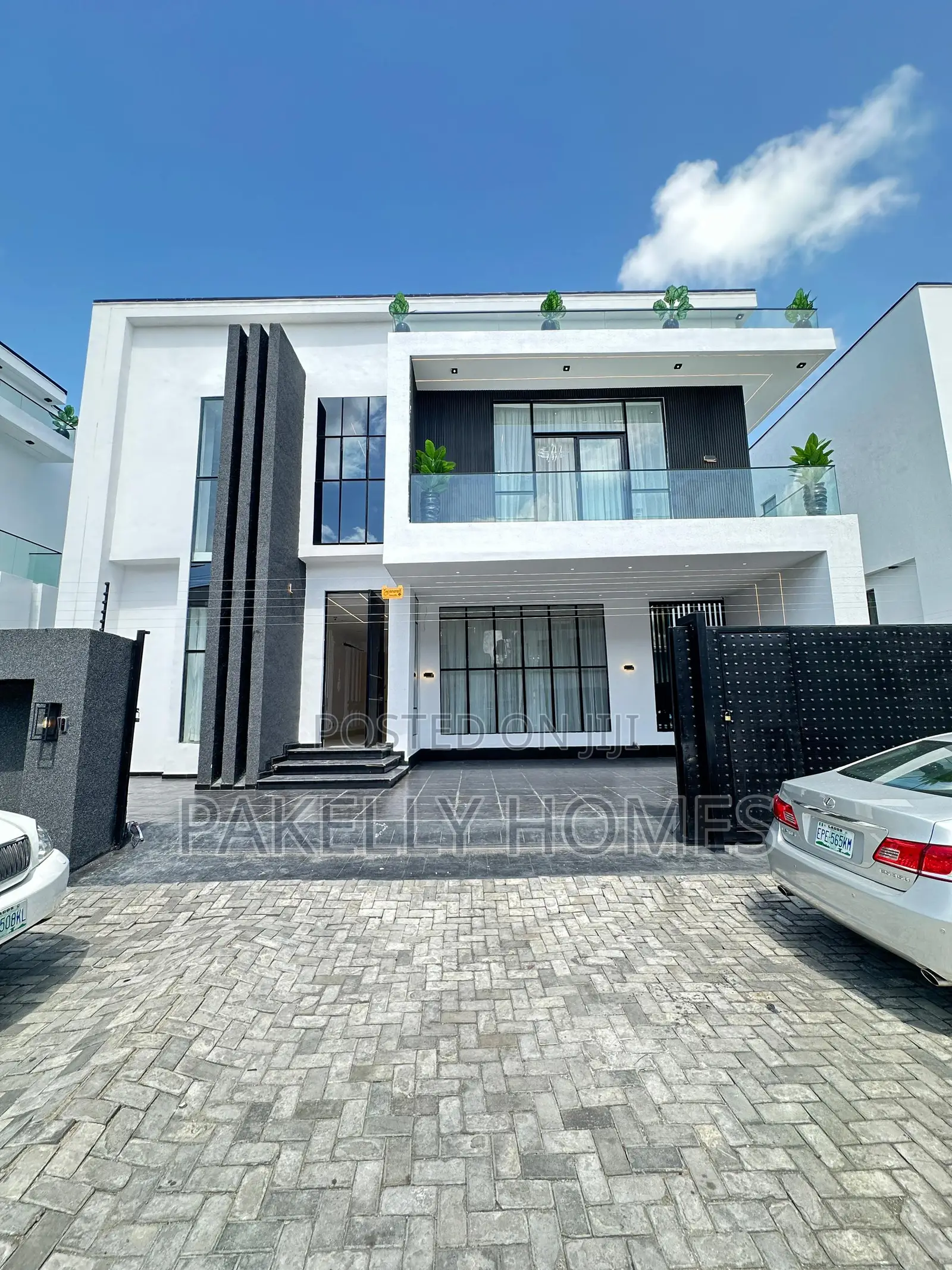 Outstanding Spacious Luxury 5 Bedroom Fully Detached Duplex