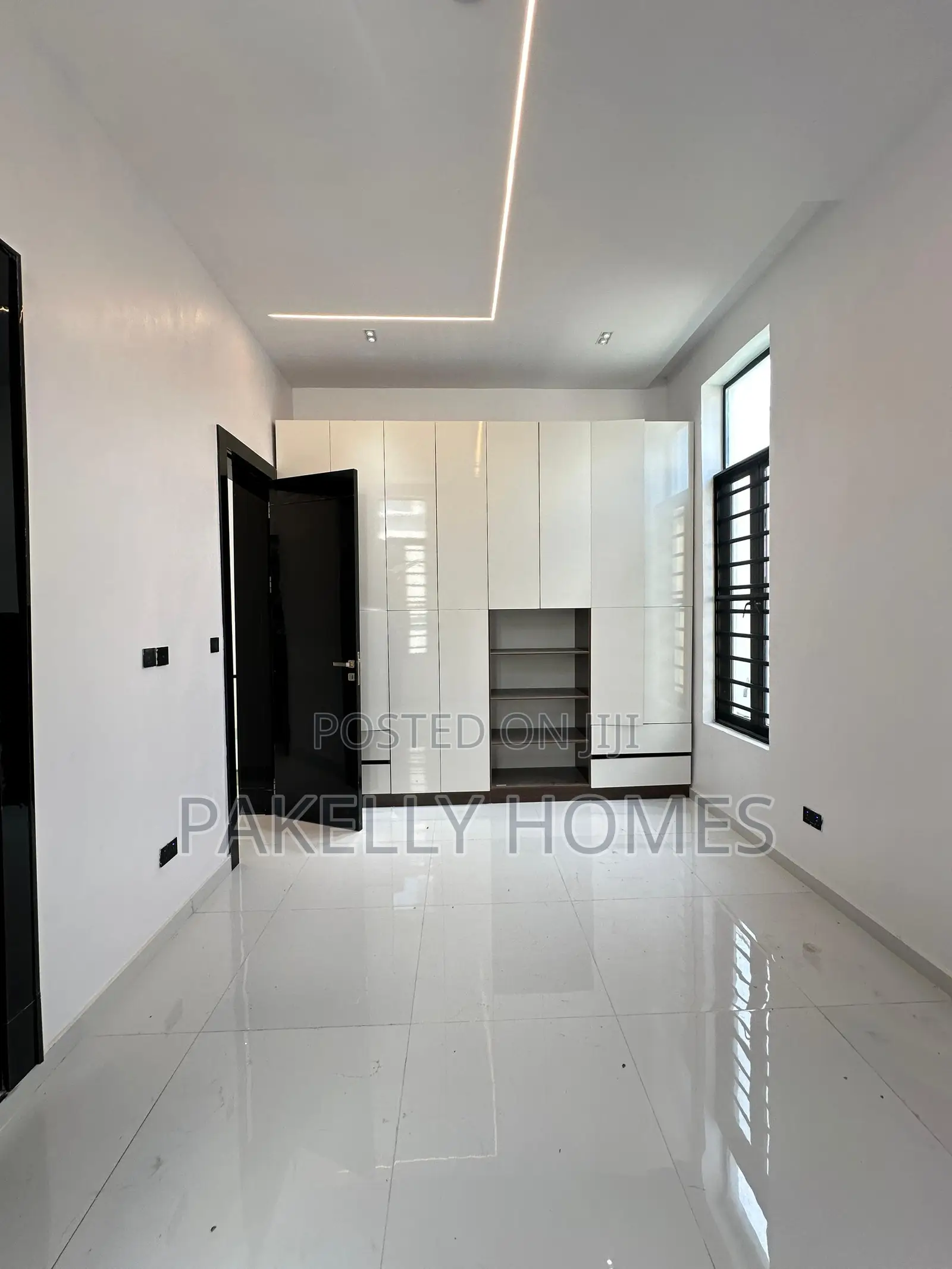 Outstanding Spacious Luxury 5 Bedroom Fully Detached Duplex