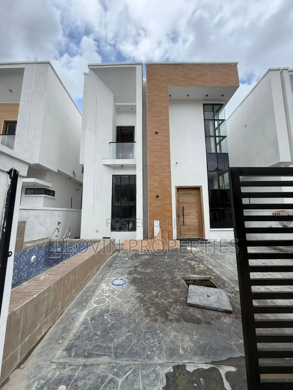 4bdrm Duplex in Lekki Phase 2 for sale