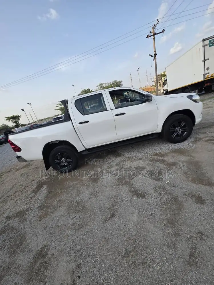 Toyota Hilux 2018 White