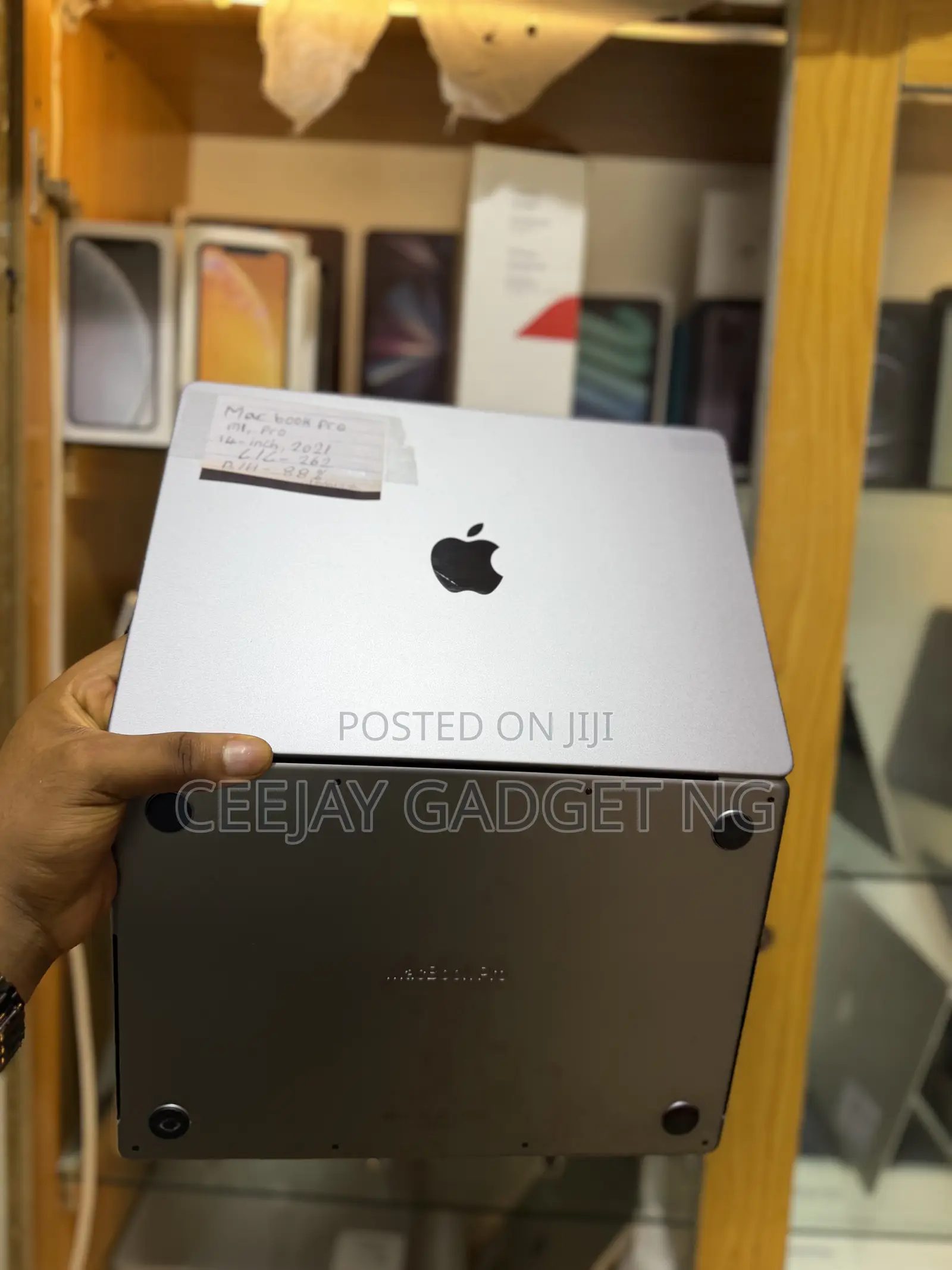 Laptop Apple MacBook Pro 2021 M1 16GB Apple M1 Pro SSD 512GB