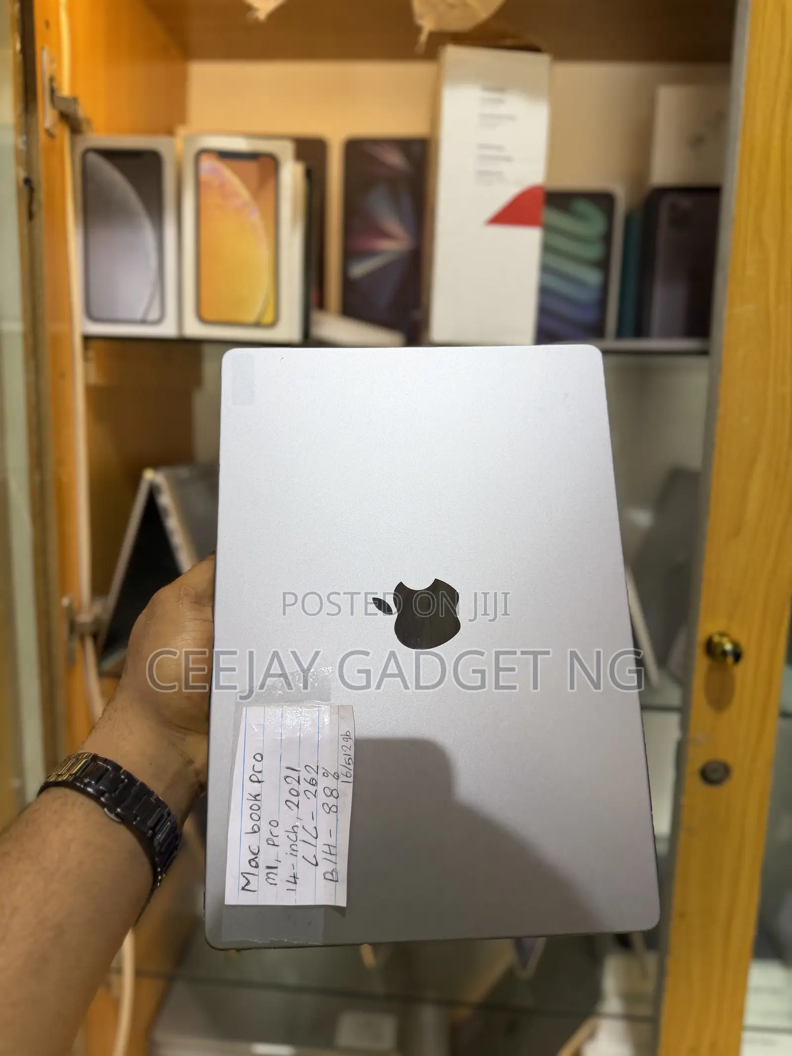 Laptop Apple MacBook Pro 2021 M1 16GB Apple M1 Pro SSD 512GB