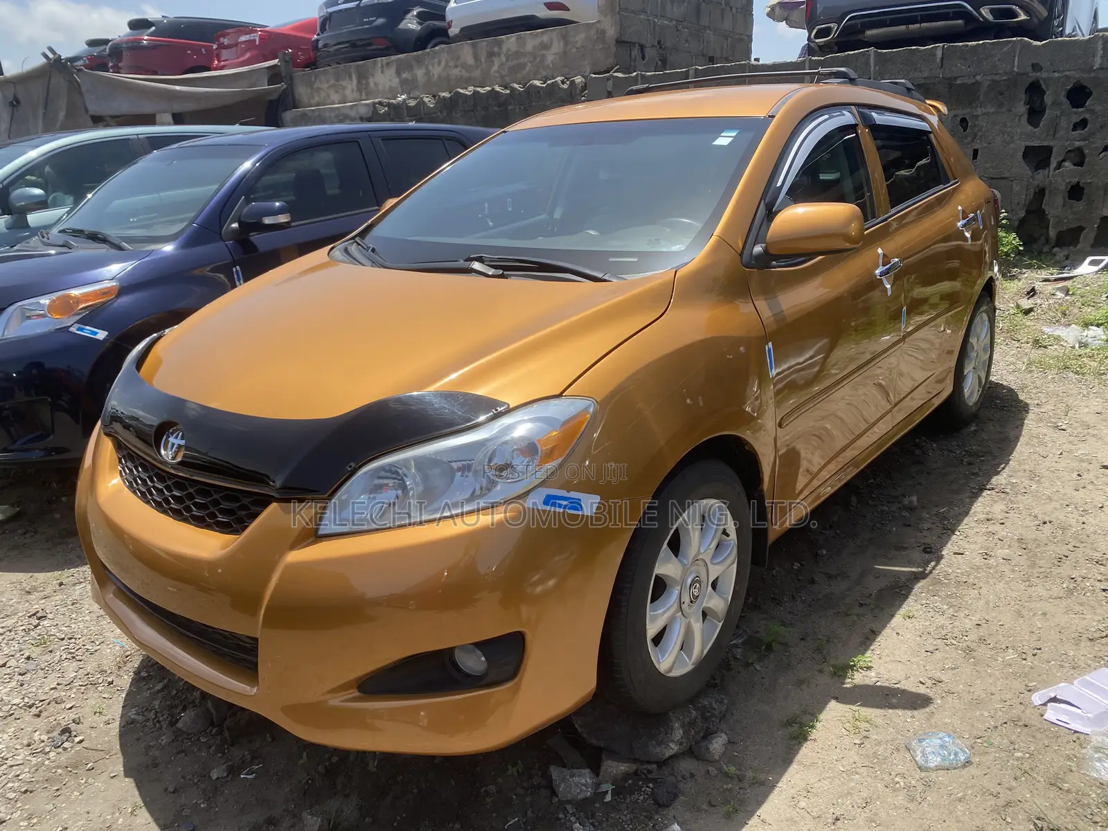 Toyota Matrix XRS Hatchback FWD (2.4L 4cyl 5A) 2010 Gold