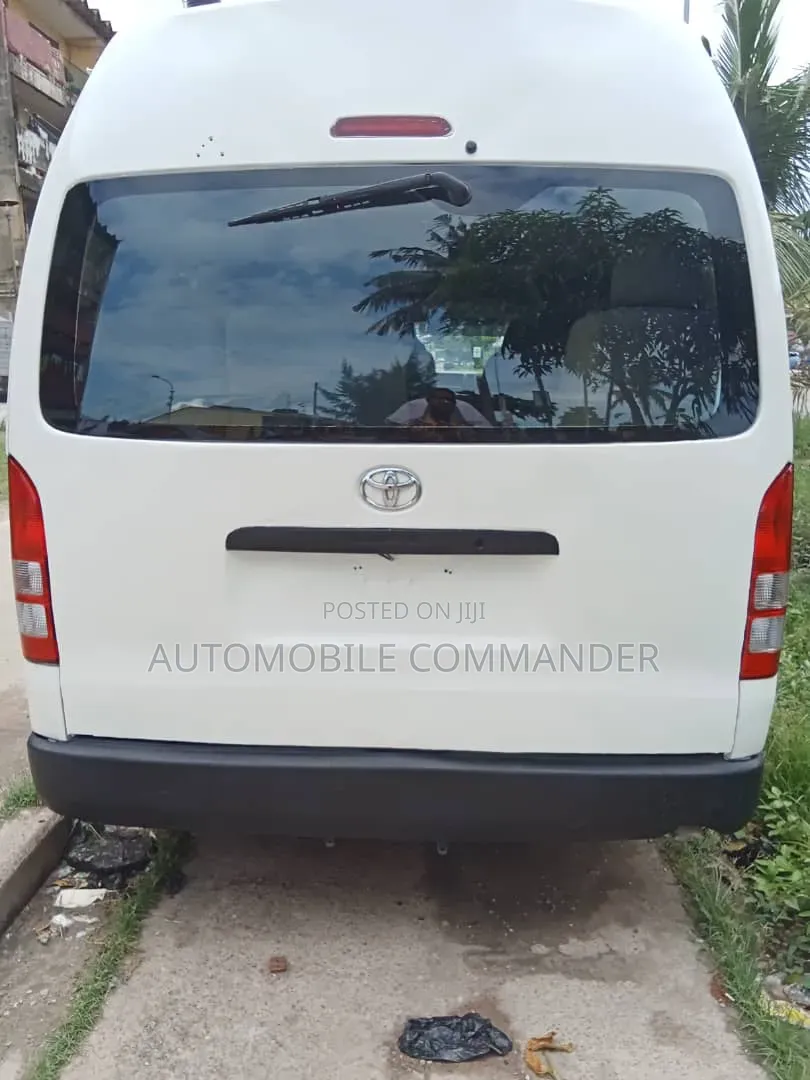 Toyota HiAce 2017 White
