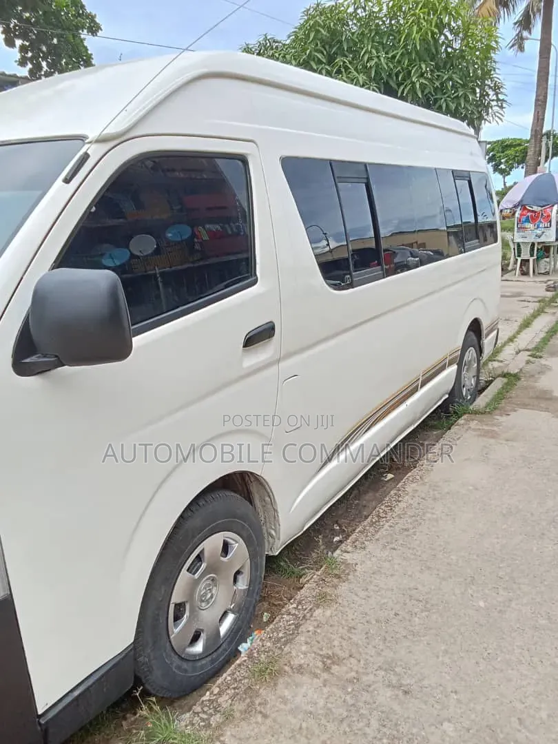 Toyota HiAce 2017 White