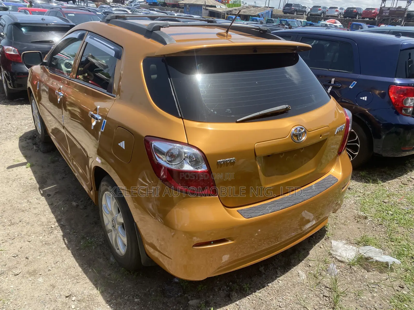 Toyota Matrix XRS Hatchback FWD (2.4L 4cyl 5A) 2010 Gold