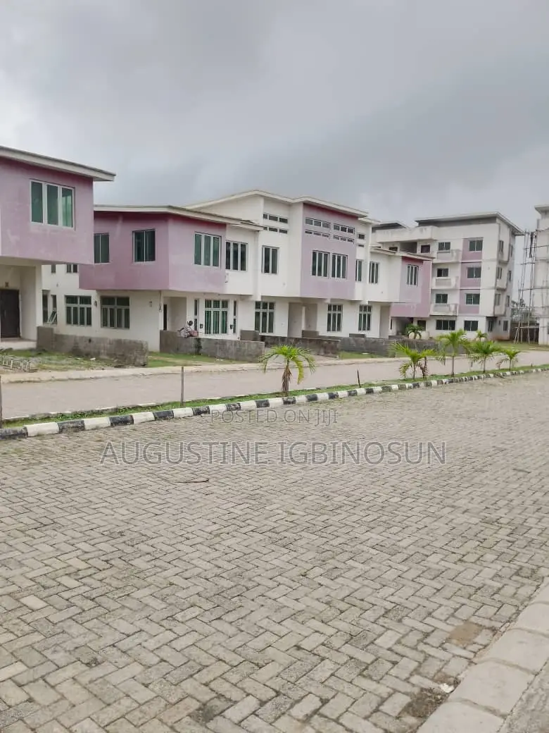3bdrm Duplex in Sagamu for sale