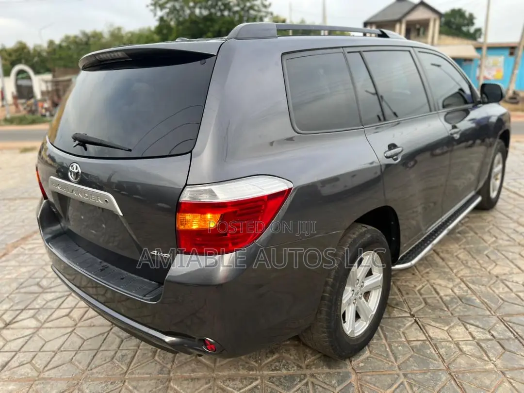 Toyota Highlander SE 2011 Gray