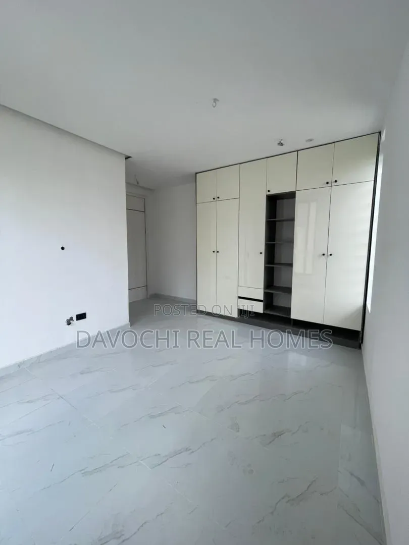3bdrm Apartment in Lekki Phase 1 for sale