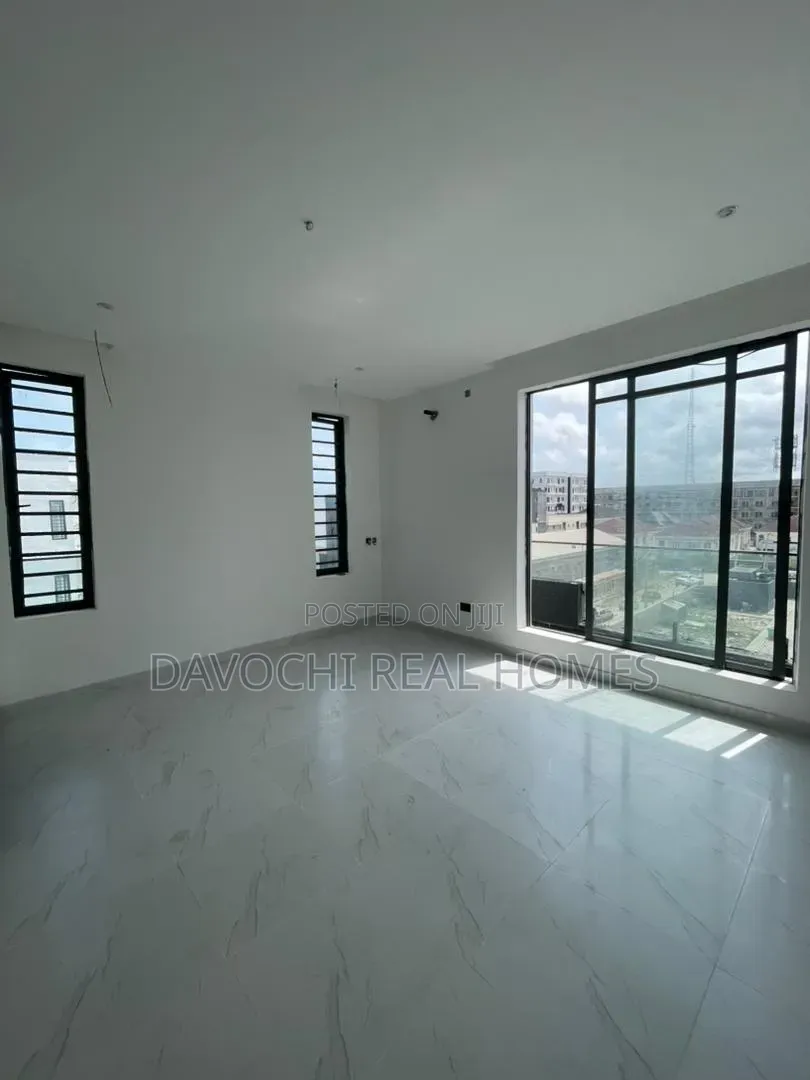3bdrm Apartment in Lekki Phase 1 for sale
