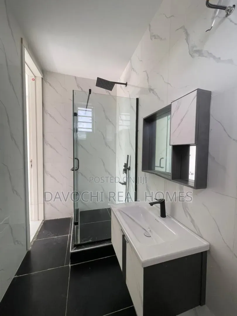 3bdrm Apartment in Lekki Phase 1 for sale