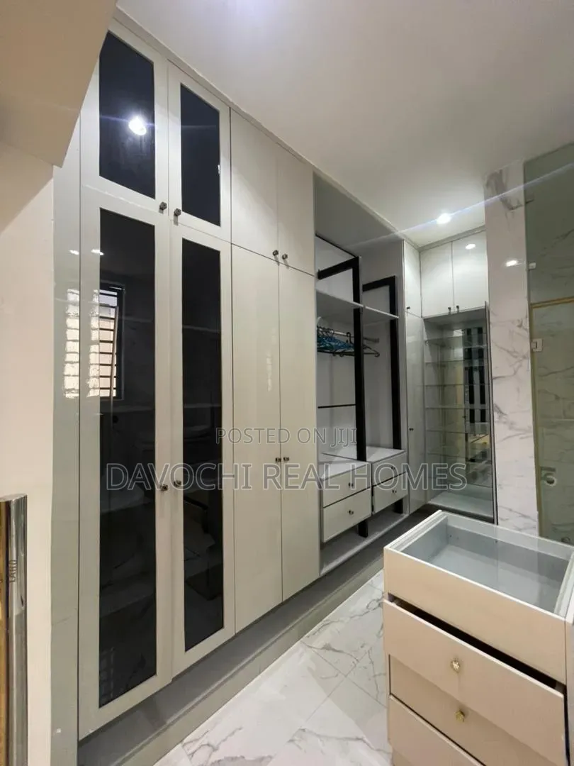 5bdrm Duplex in Osapa london for sale
