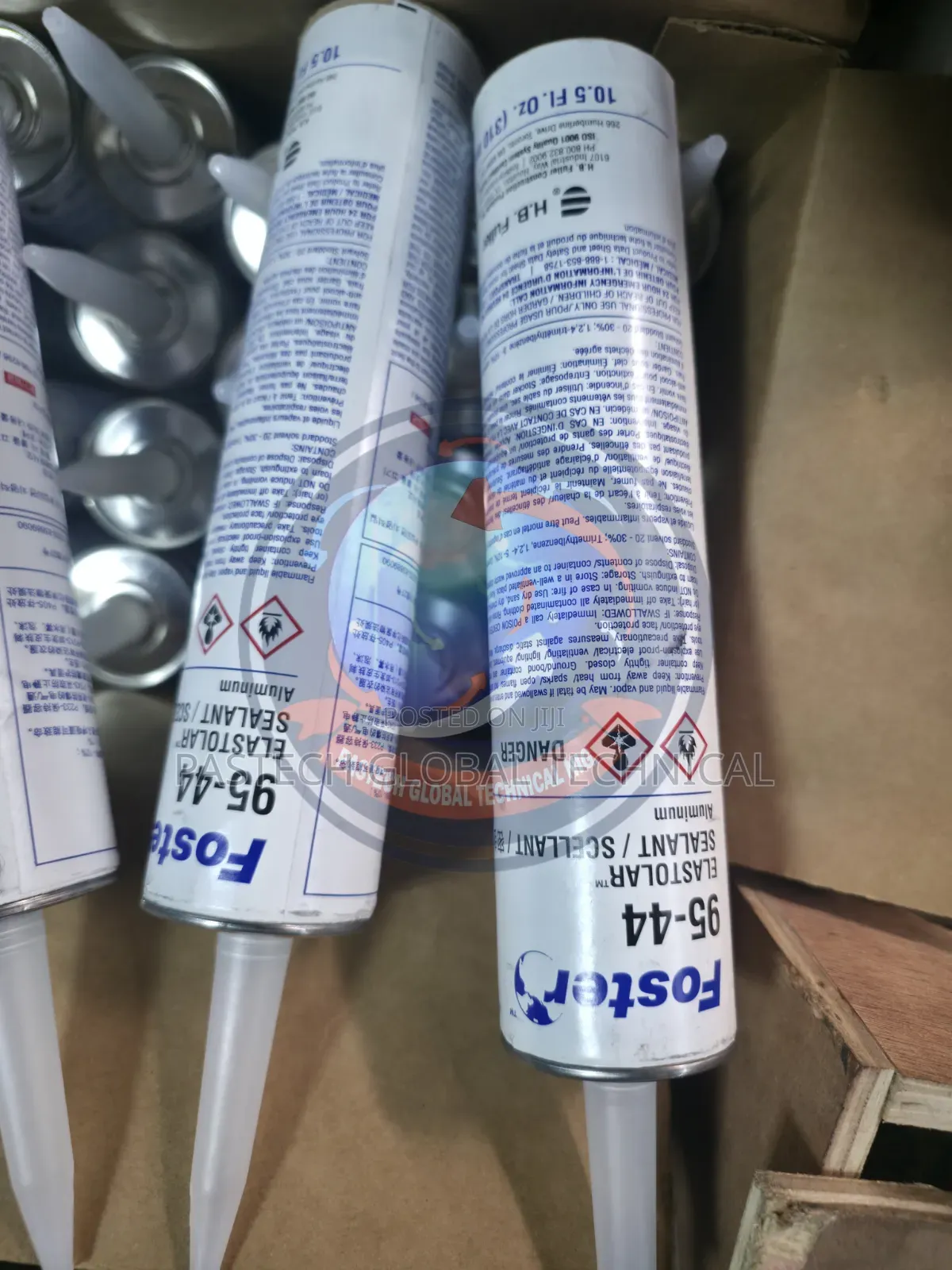 Foster 95-44 Elastolar Sealant//Aluminum-Colored)