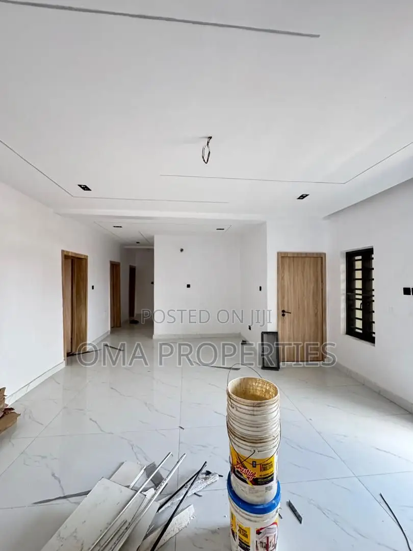 3bdrm Apartment in Yaba for sale