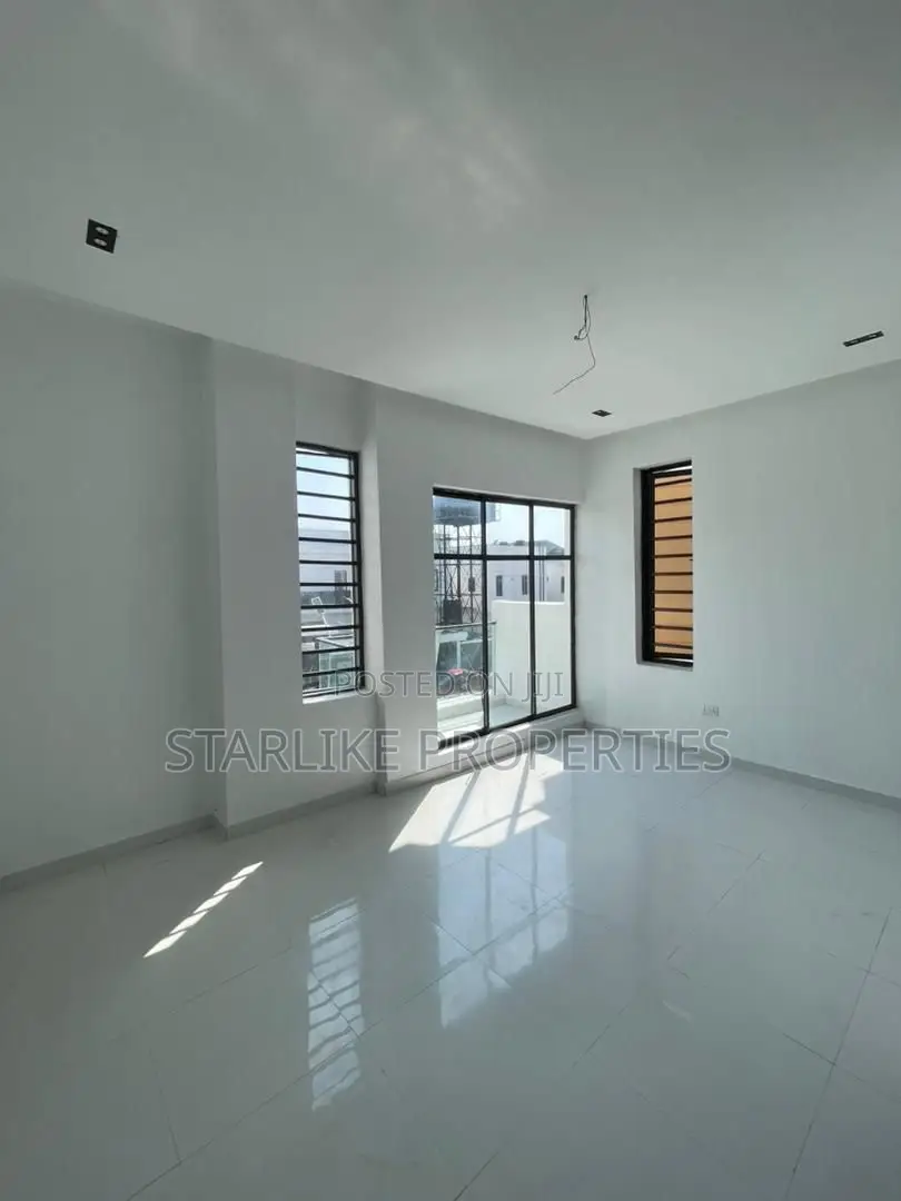 4bdrm House in Lekki Expressway for sale