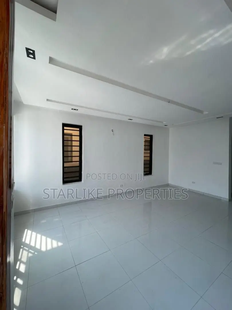 4bdrm House in Lekki Expressway for sale
