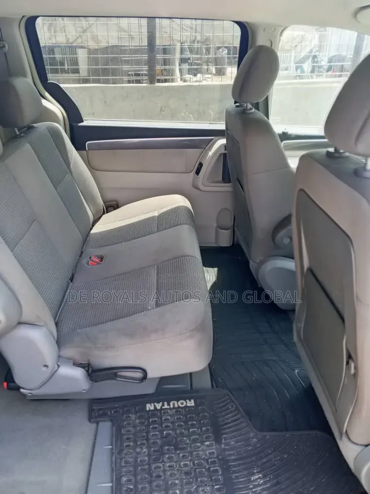 Volkswagen Routan SE 2012 Black
