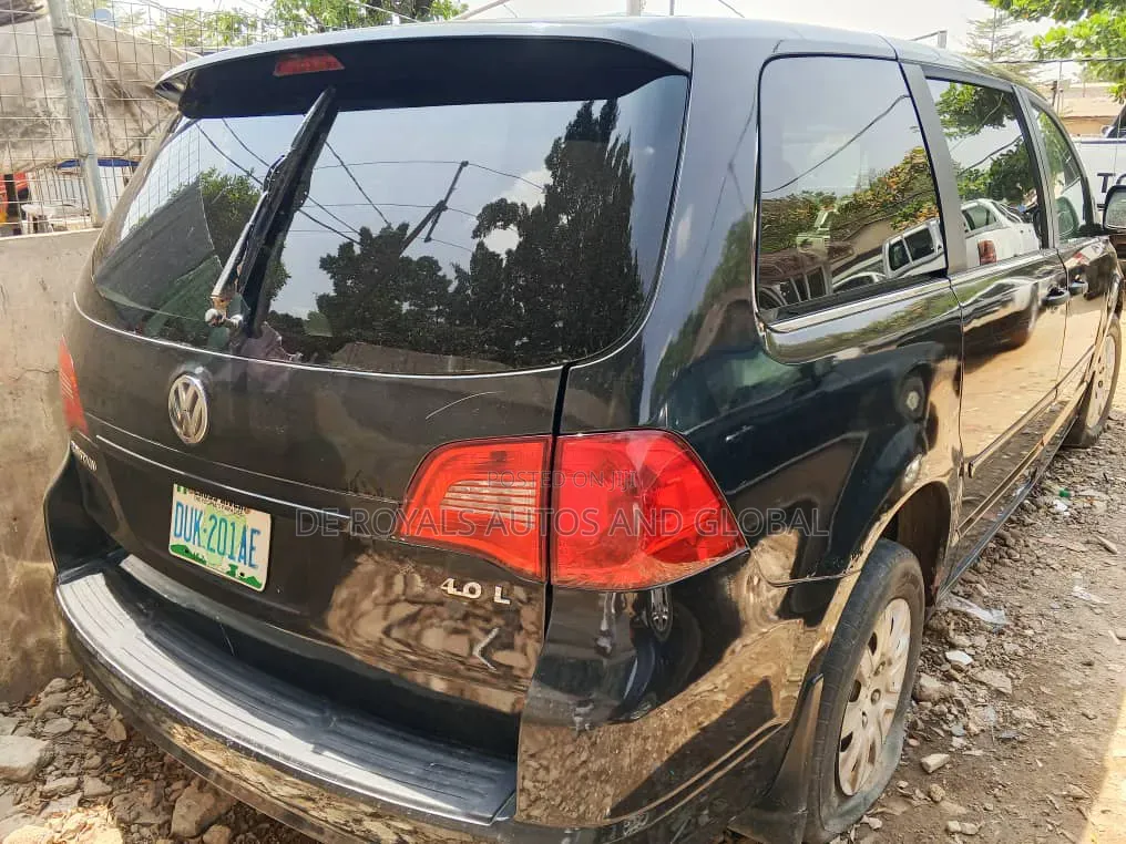 Volkswagen Routan SE 2012 Black