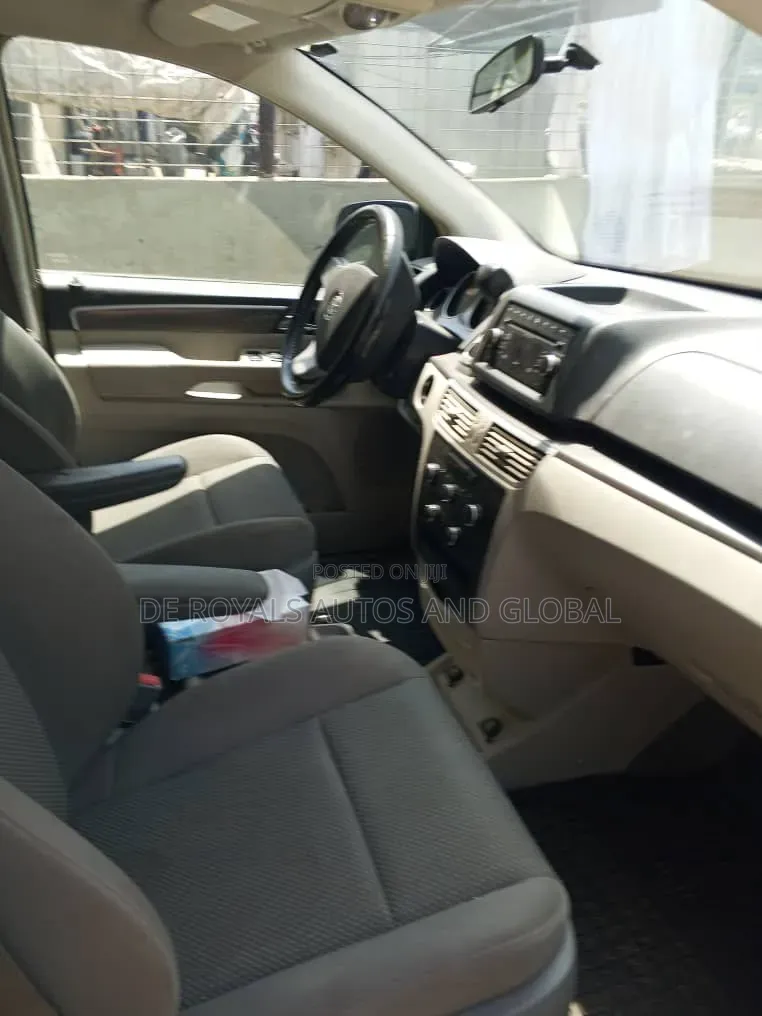 Volkswagen Routan SE 2012 Black