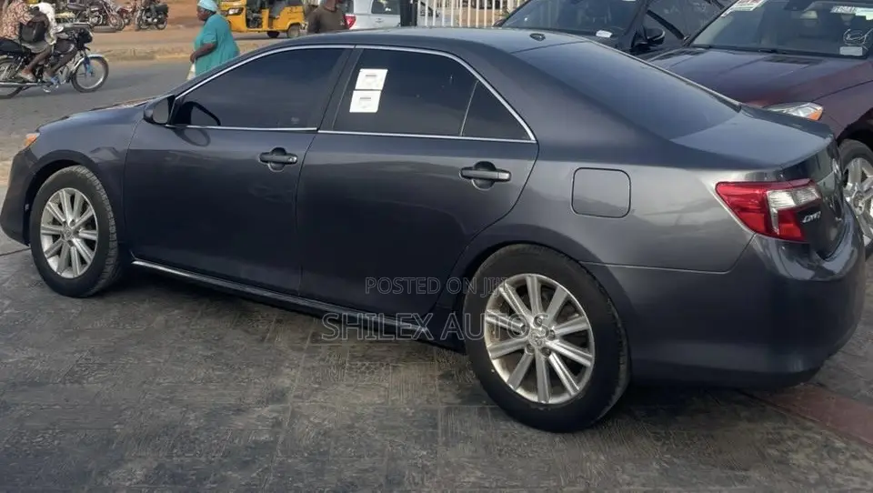 Toyota Camry XLE V6 4dr Sedan (3.5L 6cyl 6A) 2012 Gray
