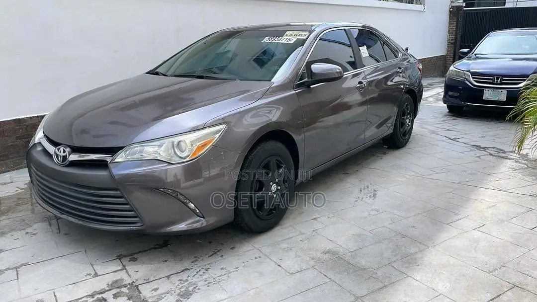 Toyota Camry LE 4dr Sedan (2.5L 4cyl 6A) 2017 Gray