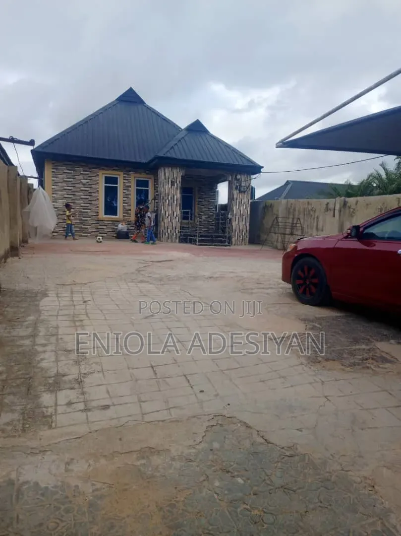 3bdrm Bungalow in Bomoda Oku Dagota, Igbogbo for sale